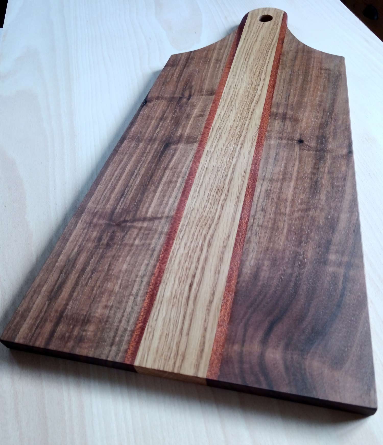 Planche à découper en bois massif créée par l'Atelier du Boa à Châteauneuf-sur-Isère entre Valence et Romans-sur-Isère au cœur de la Drôme